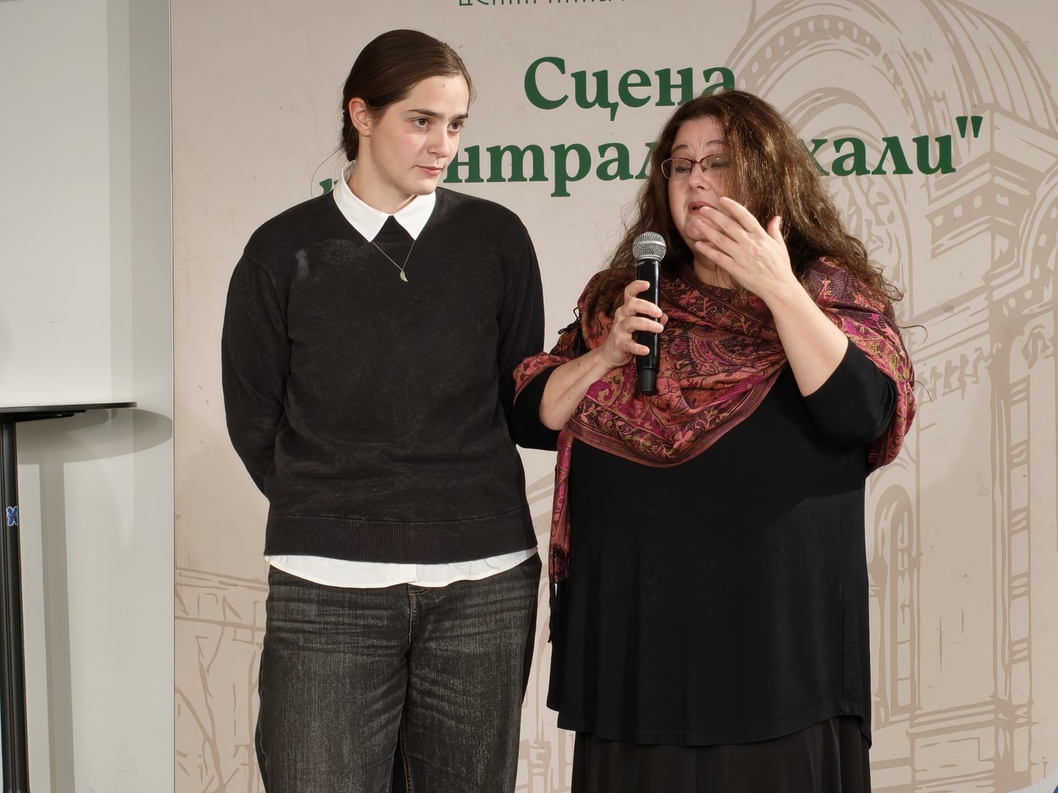 Ая Аройо, вляво, при представянето на дебютната ѝ изложба